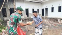 Prajurit Yonif 502 Kostrad Berbagi Jumat Berkah Kepada Masyarakat