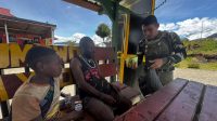 Satgas Yonif 509 Kostrad Berikan Bantuan Bahan Makanan Dan Susu Kepada Bapak Dan Anak Papua Di Pos