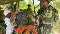 Satgas Yonif 501 Kostrad Gelar Barter Hasil Bumi di Kampung Aimasa, Perkuat Ekonomi dan Kebersamaan Warga Perbatasan