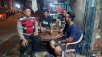 Bhabinkamtibmas Polsek Telagasari Lakukan Ronda Bersama Warga Untuk Jaga Keamanan Lingkungan