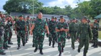 KASAD Jenderal TNI Maruli Simanjuntak Motivasi Prajurit Yonif 754 Kostrad dalam Kunjungan Kerja ke Papua