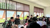 Satgas Yonif 501 Kostrad Berikan Bantuan Makanan Bergizi untuk Warga Kampung Kamat