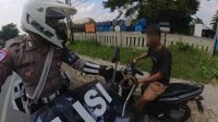 Unit Kamsel Satlantas Polres Karawang Ajak Pengendara Jaga Etika Berlalu Lintas