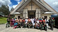 Yonif 323 Kostrad Berbagi Kebahagiaan untuk Masyarakat Pedalaman Papua