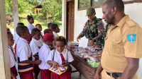 Satgas Yonif 501 Kostrad Bagikan Alat Tulis untuk Siswa SD di Kampung Kamat
