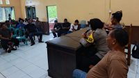 Kapolsek Lemahabang Gelar Jumat Curhat Di Kantor Desa Pulojaya