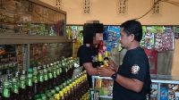 Kring Serse Polsek Banyusari Datangi Toko Jamu Temukan Miras 2 Botol Kecil