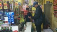 Kring Serse Polsek Banyusari Datangi Toko Jamu Temukan Miras 2 Botol Kecil