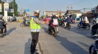 Aiptu Ruswin Gatur Lalin Pagi di Depan Pupuk Kujang Cikampek Cegah Kemacetan