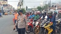 Polisi Tingkatkan Gatur Antisipasi Kemacetan di Jalan Raya Pertigaan Lampu Merah Tanjungpura Karawang