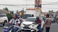 Kapolsubsektor Karawang Barat Lakukan Gatur Antisipasi Kemacetan di Jalan Raya Pertigaan Lampu Merah Tanjungpura Karawang