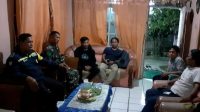 TNI-Polri Lakukan Giat Door to door Sambangi Warga Kelurahan Karawang Kulon