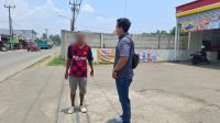 Anggota Reskrim Polsek Telukjambe Barat Sasar Jukir Liar di Parkiran Minimarket