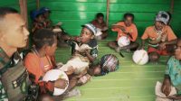Prajurit Satgas Yonif 509 Kostrad Gelar Makan Siang Bersama Anak-Anak Papua Setelah Bermain Bola