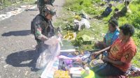 Satgas Yonif 323 Kostrad Borong Hasil Bumi Mama Papua di Beoga