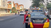 Wujudkan Lalu Lintas Lancar dan Tertib Polisi Lakukan Gatur Pagi, Urai Kemacetan di Bundaran Tugu Padi Karawang