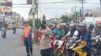 Polisi Tingkatkan Gatur Antisipasi Kemacetan di Jalan Raya Pertigaan Lampu Merah Tanjungpura Karawang