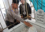 Awali Tugas di Hari Pertama, Kapolresta Tangerang Ziarah ke Makam R.A. Wangsakara, Dihadiahi Buku Ki Luluhur