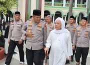 Sowan ke Abah Entoh Cilongok, Kapolresta Tangerang Diberi Hadiah Tasbih*