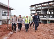 Perkembangan pembangunan SMA Kemala Taruna Bhayangkara di Gunung Sindur yang telah mencapai 43 persen.