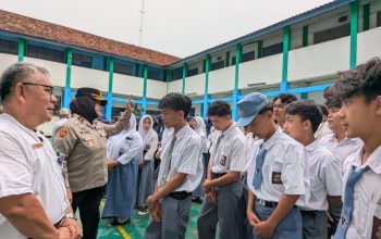 Polresta Tangerang Laksanakan Pembinaan Upacara di SMP dan SMK Mandiri 01 Panongan, Tekankan Pencegahan Kenakalan Remaja dan Narkoba