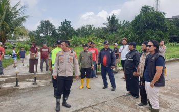 Polsek Tigaraksa Evakuasi Santri Ponpes Al Fattah yang Terjebak Banjir