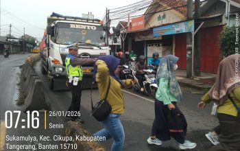 Polsek Cikupa Laksanakan Pengaturan Lalu Lintas Pagi Hari, Ciptakan Kamseltibcar Lantas