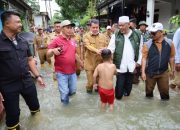 Bupati Tangerang Tinjau Banjir Di Desa Cirumpak Kronjo