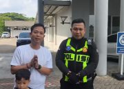 Lawan Kemacetan Tol Karawang Timur, Personel Satlantas Polres Karawang Kawal Balita Kejang ke Rumah Sakit