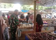Babinsa Koramil 14/Panongan Monitoring Harga Sembako Sekaligus Komsos dengan Pedagang dan Warga di Pasar Tradisional Ranca Iyuh