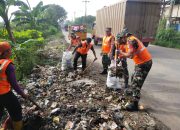 Satgas Sampah Kodim 0510/Tigaraksa Bersihkan Jalan Raya Legok- Parung Panjang 