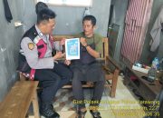 Anggota Polsek Batujaya Sambangi Masyarakat guna mensosialisasikan QR Code Div Propam Polri