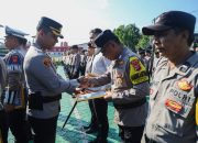 Kapolres Karawang Pimpin Upacara Pemberian Penghargaan bagi Personel Polres Karawang dan TNI, Reward Umroh untuk Bhabinkamtibmas Terbaik
