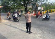 ANGGOTA POLSEK PASAR KEMIS POLRESTA TANGERANG MELAKSANAKAN STRONG POINT GATUR LALIN PAGI HARI UNTUK MENGANTISIPASI KEMACETAN