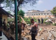 Penertiban Bangunan Liar di Sempadan Sungai Cirarab Berjalan Humanis dan Kondusif