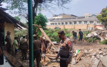 Penertiban Bangunan Liar di Sempadan Sungai Cirarab Berjalan Humanis dan Kondusif