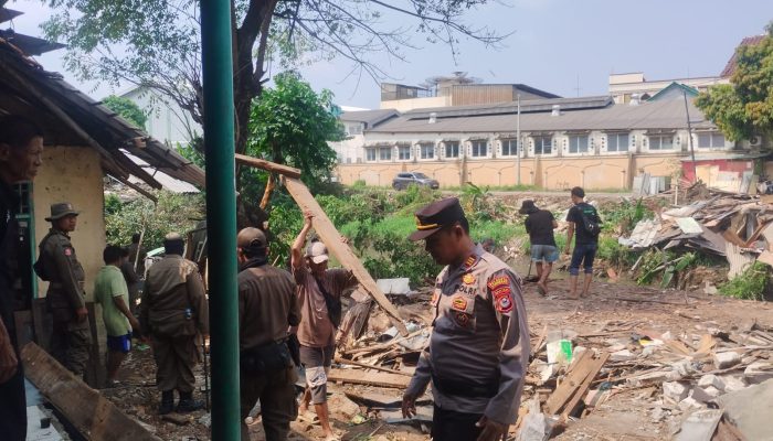 Penertiban Bangunan Liar di Sempadan Sungai Cirarab Berjalan Humanis dan Kondusif
