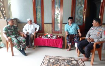 BRIPKA RINALDO ANGGOTA POLSEK CISOKA POLRESTA TANGERANG MELAKSANAKAN GIAT SAMBANG WARGA DALAM RANGKA MENCIPTAKAN SITUASI KAMTIBMAS YANG KONDUSIF