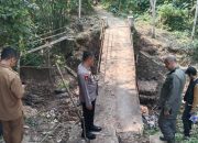 Kapolsek Rangkasbitung Dampingi Danden Gegana Sat Brimobda Polda Banten dan Kabag Logistik Polres Lebak Cek Jembatan Merah Putih Presisi Yang Akan di Bangun
