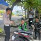 Kegiatan Polantas Menyapa, Serukan Keselamatan Berkendara Kepada Rider Ojol di Bundaran MM, Karawang