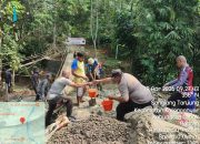 Di Hari Ke Enam,Rutin Polri Bersama Warga Gotong Royong  Membangun Jembatan Merah Putih Presisi di Kampung Cikaduen