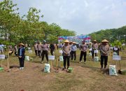 Kapolda Banten Irjen Pol Hengki bersama Kapolres Serang AKBP Andri Kurniawan dan Bupati Serang Rachmatuzakiyah melaksanakan kegiatan penanaman pohon serentak yang diinisiasi Polsek jajaran Polres Serang, Selasa 21 April 2026.