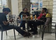 Anggota Bhabin Polsek Banyusari Melaksanakan Sosialisasikan Bahaya Judi Online Kepada Masyarakat