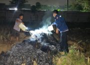 Menindaklanjuti Dumas, Polsek Klari Bersama Warga Sigap Padamkan Api di Area Pesawahan